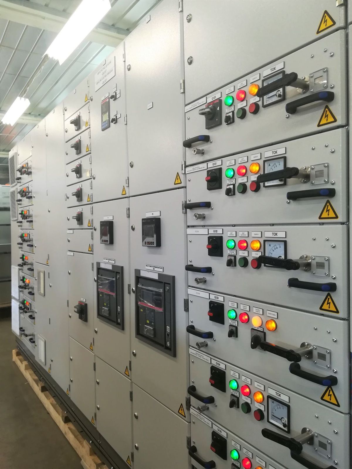 Electrical switchgear panel